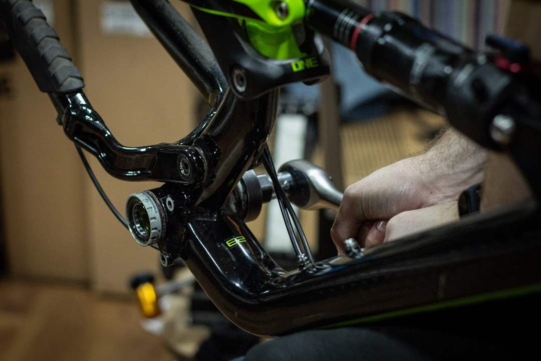 Detailaufnahme einer E-Bike-Wartung